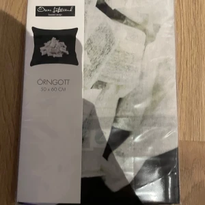 Örngott med snus design från Oscar Lofstrand - Örngott (pillowcase) från Oscar Lofstrand, Swedish design. Produkten är tillverkad i 100% bomull och har måtten 50 x 60 cm. Perfekt för dig som vill ha en snygg och bekväm kudde i sängen.