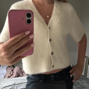 Kofta ifrån &other stories - En sååå fin kofta ifrån &other stories som har varit slutsåld väldigt länge. Den har inga tecken på användning!!❤️