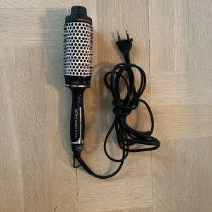 Björn Axén värmeborste - Värmeborste från Björn Axén, endast använd en gång. Perfekt för att styla håret! Hör av er vid frågor 