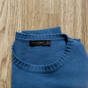 Blå rundhalsad tröja Oscar Jacobson - Snygg blå rundhalsad tröja från Oscar Jacobson i Kashmir. Modellen är Valter Roundneck och är regular fit. Köptes på NK för 1399kr och säljes för att den inte passar. Nästan aldrig använd och inga skador. Hör av er vid frågor eller funderingar!