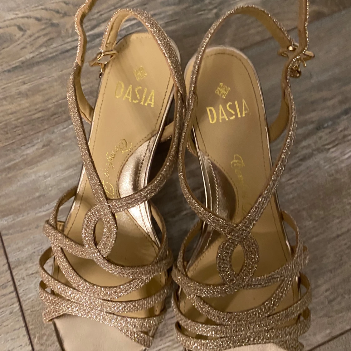 Glittriga guldiga sandaler från Dasia - 2