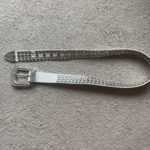 Y2k rhinestone skärp  - I bra skick endast lite smutsig  (bild 3), och lite silver har försvunnit på små skrällen vid spännet men inget man märker när man har på sig det. 