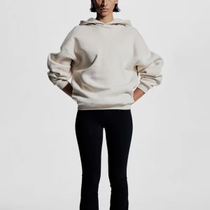 Perfekta yogapants - helt slutsålda  - Yogapants från H&M – SoftMove, midwaist, oanvända Supersköna yogapants i H&M:s SoftMove-material – mjukt, stretchigt och följsamt tyg som andas och sitter bekvämt hela dagen. Formar kroppen på ett smickrande sätt och har en bekväm midwaist-passform som håller sig på plats utan att skära in. Storlek: S Aldrig använda – i nyskick! 449 kr i nypris 🫶🏼säljes pga har två par 