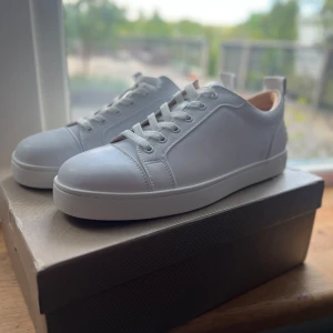 Vita sneakers från Christian Louboutin - Funderar på att sälja mina loubs. Just nu är dom oanvända ( har endast provat på dom). Men ska dock använda dom på min bal. Efter det så kan dom säljas. Lägg gärna bud så kan ni säkra dom till efter min bal.        Endast seriösa bud, om jag gillar ditt bud så kan du få dom efter balen!