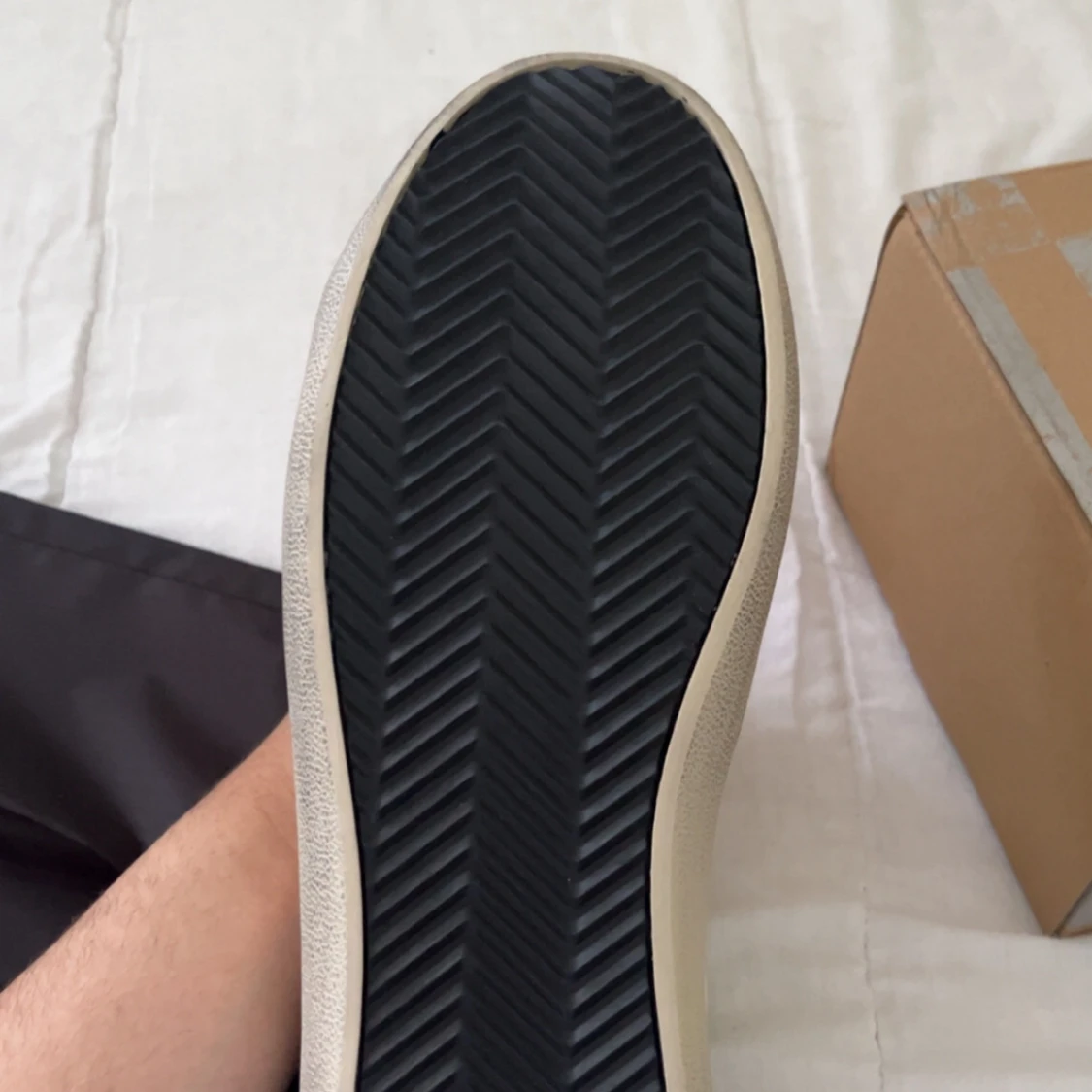 Vita sneakers från Golden Goose med grå detaljer - 2