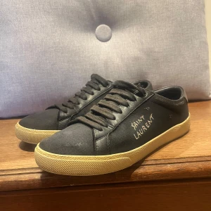Saint Laurent skor - Saint Laurent Paris sneakers, Storlek: 40, dustbag ingår.Väldigt bra skick, 9/10, inga defekter! 