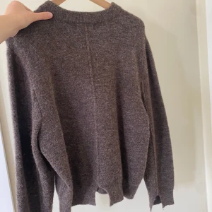 Brun stickad tröja från Carin Wester - Mysig brun stickad tröja från Carin Wester i storlek XS. Tröjan har en rak passform, rund halsringning och långa ärmar. Köpt för 399kr. Använt 1 gång.