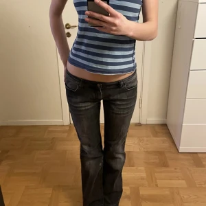 Lågmidjade jeans - Lågmidjade fornia jeans👍 Innerbenslängd: 78 Midjemått: 41/42