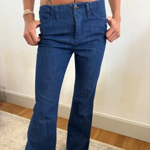 Blå bootcut jeans - Snygga blå jeans med bootcut passform