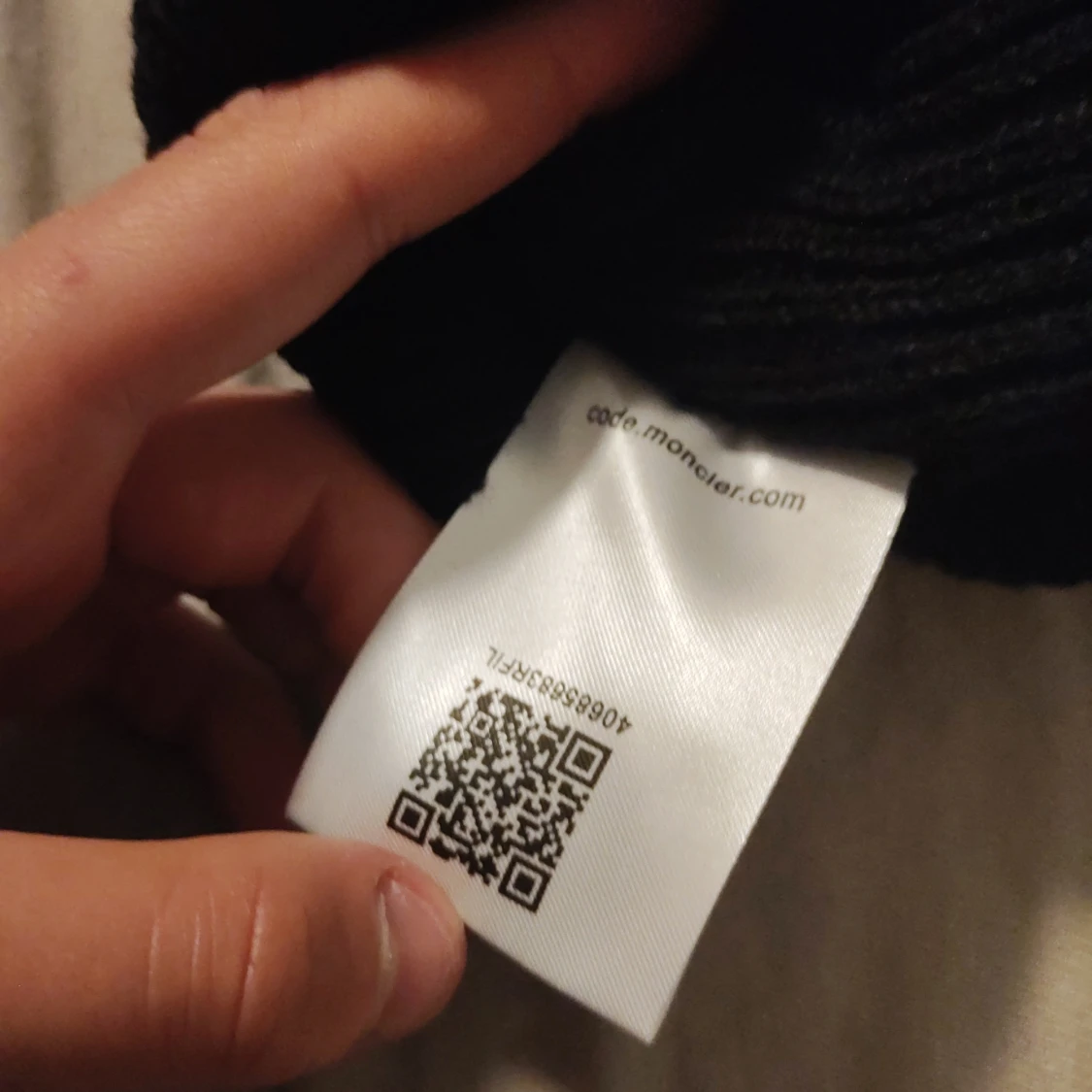 Svart ribbstickad mössa  - 4