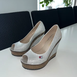 Damskor - Säljer dessa otroligt fina och unika skor som funkar till flera tillfällen. Skorna är i silver med detaljer som glitter. De är i bra skick och redo för användning. Skorna är storlek 38 och säljs billigt då de ej passar längre. 
