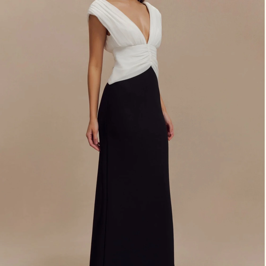 Svartvit långklänning med djup v-ringning - 1