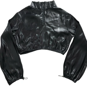 Svart croppad jacka med glans - Cool svart croppad jacka från & Other Stories med glansig finish och halv dragkedja framtill. Jackan har långa ärmar med resår och snörning vid ärmslut och midja. Perfekt för dig som vill sticka ut med en edgy och modern stil.