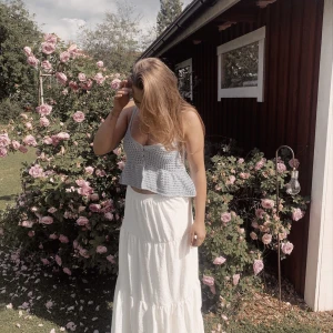 topp Zara - Supersöt ljusblå virkad topp från Zara med v-ringning och knappar framtill. Finns inte längre att köpa på Zara. Toppen har breda axelband och volangkant nertill, perfekt för sommarens alla tillfällen. Luftig och snygg med virkad känsla.