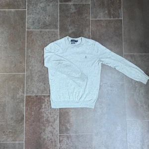 Ralph Lauren tröja - Tjena säljer en Ralph Lauren tröja i Skick: 7,5/10💯 nypris: 1600 mitt pris 350🔥 svarar snabbt och hör gärna av er för frågor👏