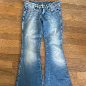 Lågmidjade bootcut jeans  - Säljer dessa lågmidjade vintage bootcut jeans då de tyvärr är för små för mig. De är i storlek W27/L30 från märket Wrangler. De är i bra skick. Skriv för mått osv.