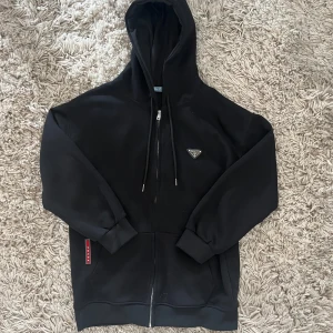 Prada hoodie  - Säljer en oanvänd Prada kofta som jag fick i present. Storlek M. Bud accepteras 😊