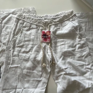 Vita linnebyxor fråm Roxy - Säljer nu ett par vita Roxy linnebyxor. Helt nya med prislapp kvar samt påsen dom kom i. Super fina och perfekta inför sommaren.