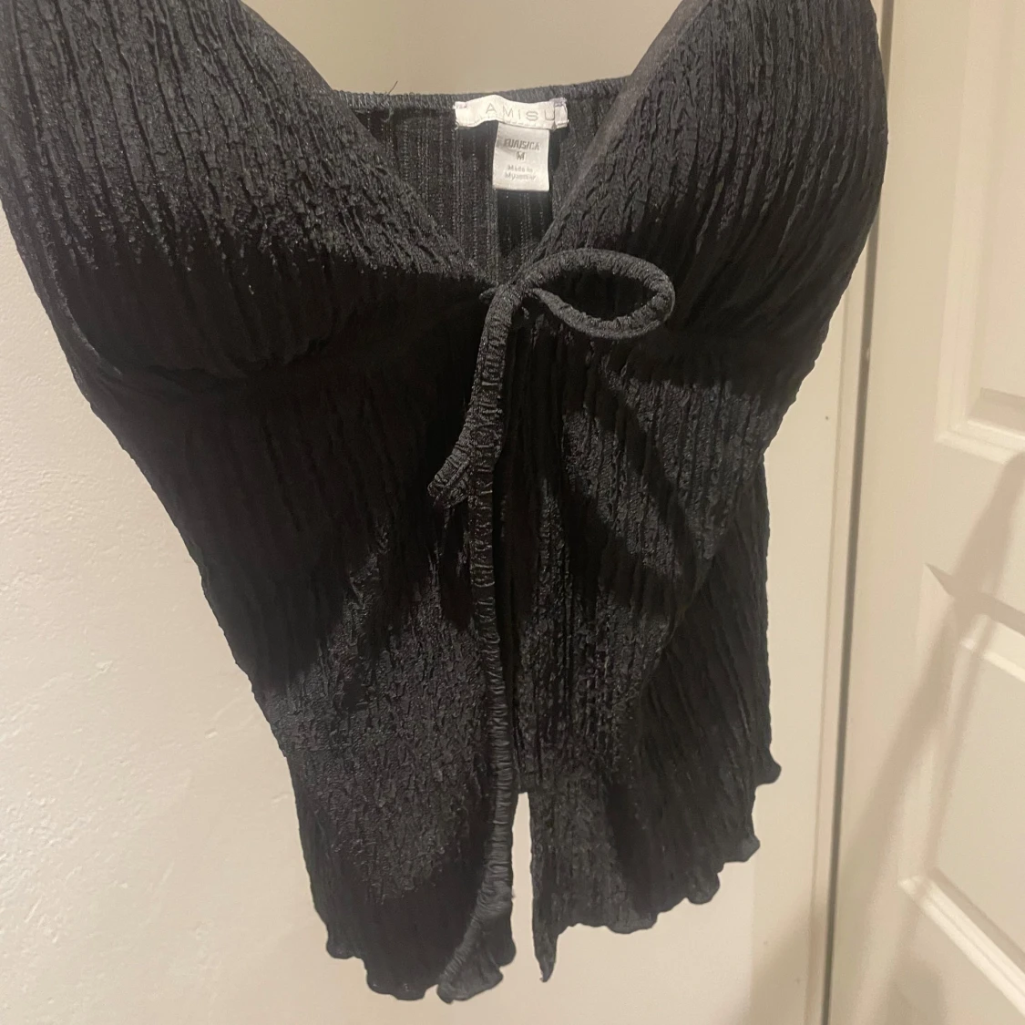 Svart ribbad linnetopp med knyt