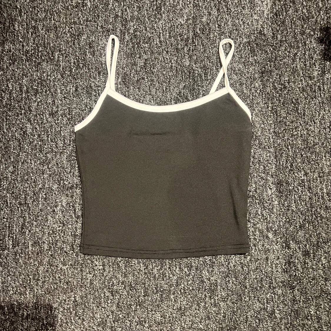 Svart croppad linnetopp med vita kanter