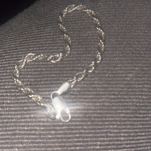 Äkta silver Rope Armband - Säljer ett stilrent armband i silver med tvinnad kedja och karbinlås. Perfekt för dig som gillar enkla men snygga accessoarer. Passar till många olika outfits och är lätt att bära varje dag.