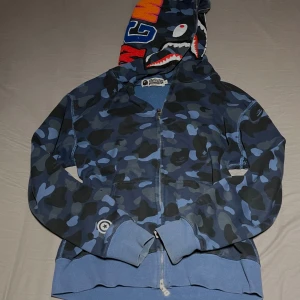 Bape hoodie - Fler bilder kan skickas som äktighets bevis, står L på taggen men passar bäst på S/M