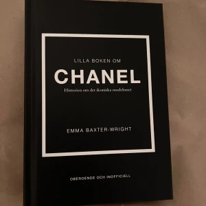 Lilla boken om Chanel - En stilren bok om det ikoniska modehuset Chanel. Perfekt för dig som älskar mode, design och vill veta mer om en av världens mest inflytelserika varumärken. Inspirerande läsning för unga vuxna med intresse för stil och historia.