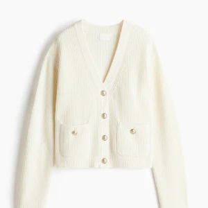 Beige/vit ribbad kofta - Säljer superfin beige kofta från H&M med ribbad struktur och snygga knappar framtill!! använd fåtal gånger💘