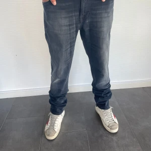 Nudie Jeans Thinn Fhin 30/32 - Nudie Jeans Thinn Fhin  | Pris: 499kr| Storlek:W30 L32| Skick: 9,8/10| Hör av dig vid minsta lilla fundering eller fråga|