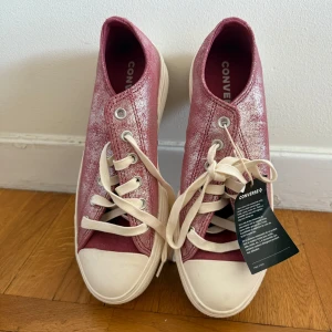 Rosa Converse sneakers med platåsula - Snygga Converse sneakers i rosa med vit platåsula och coolt glittrigt mönster. Helt nya då de är alldeles för stora för mig. Hör av dig för flera frågor/bilder 🩷