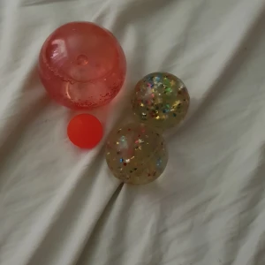 Fyra stycken studsbollar - Fyra stycken studsbollar i olika färger