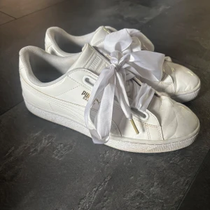 Puma skor 39  - Vita blanka skor från Puma i storlek 39.