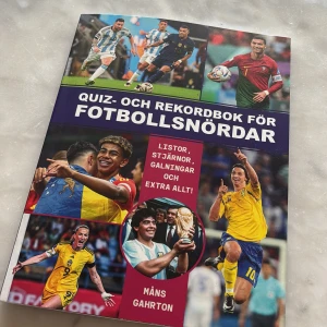 Quiz- och rekordbok för fotbollsnördar - Utmanande quiz, galna rekord och coola listor om fotboll! Perfekt för dig som älskar sporten, vill testa dina kunskaper och läsa om stjärnor och oförglömliga ögonblick. En bok full av fakta, humor och fotbollsglädje!