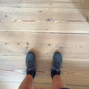 Svarta  Air Force 1 sneakers - Säljer ett par svarta  Air Force 1 sneakers med vit swoosh på sidan. Skorna har klassisk rund tå, snörning och platt sula. Ovandelen är i skinn och de har diskreta prickiga skosnören. Perfekta för dig som gillar en clean och tidlös look.