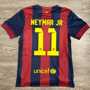 Vintage Barcelona Neymar Jr Tröja - Otroligt fin Retro Neymar Jr Barcelona tröja i otroligt bra skick! Storleken S men passar även M. Tveka inte att höra av dig vid funderingar! 