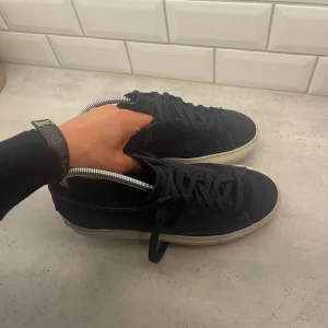 Mörkblåa DIEMME skor🍾 - Ett par stilrena diemme skor i använt skick men fortfarande riktigt snygga och mycket kvar att ge! Nypris 2600kr, vid frågor dm!!✏️