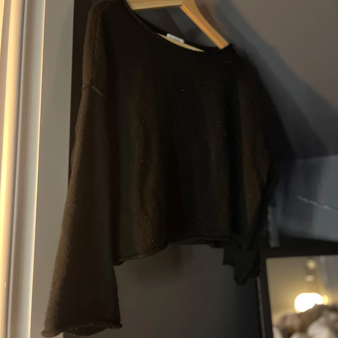 Svart croppad stickad tröja