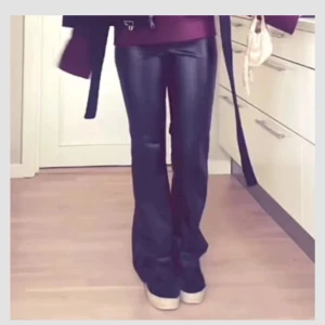 Svarta bootcut byxor i ”skinn” - Säljer nu mina skinnbyxor från hm. Storlek 36 och bra skick!