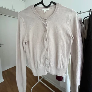 Beige kofta - Säljer denna söta beiga kofta från h&m i storlek xs, perfekt nu till hösten❣️