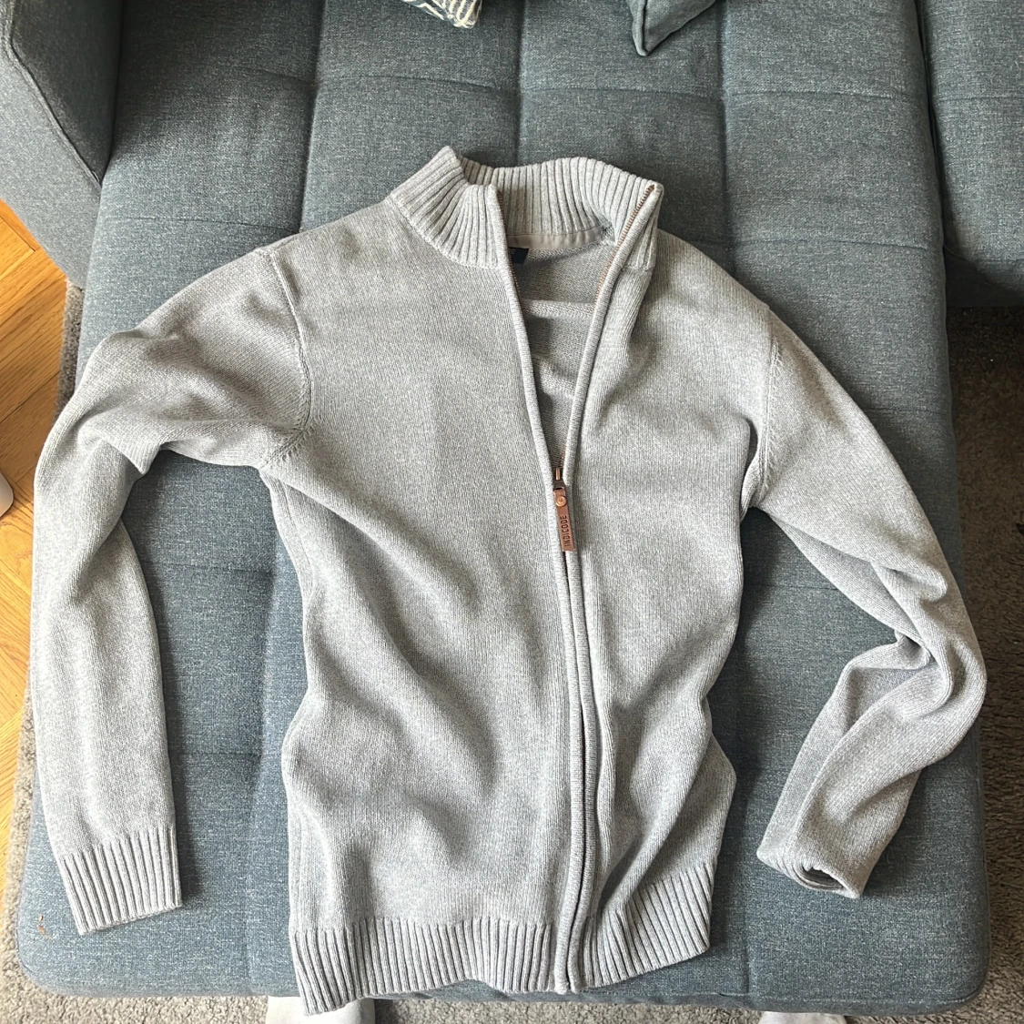 Ljusgrå stickad kofta från Indicode