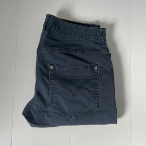 Dondup jeans  - Dondup jeans | storlek 33 | skick 10/10 | fraktar via PostNord eller Instabox på köparens bekostnad | hör av dig vid funderingar 