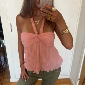 Plisserad halterneck top - Plisserad halterneck topp!! Jag är 168 och det är mina bilder, köp via köp nu direkt eller Swish, kvar tills markerad som såld 💖 tyvärr är lappen klippt men den passar s-m