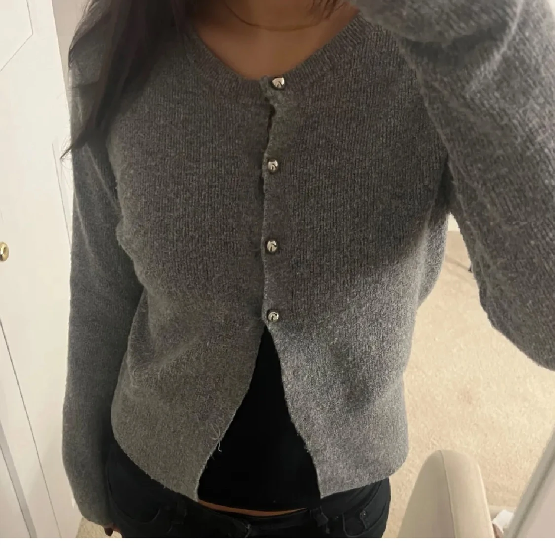 Grå kofta med knappar
