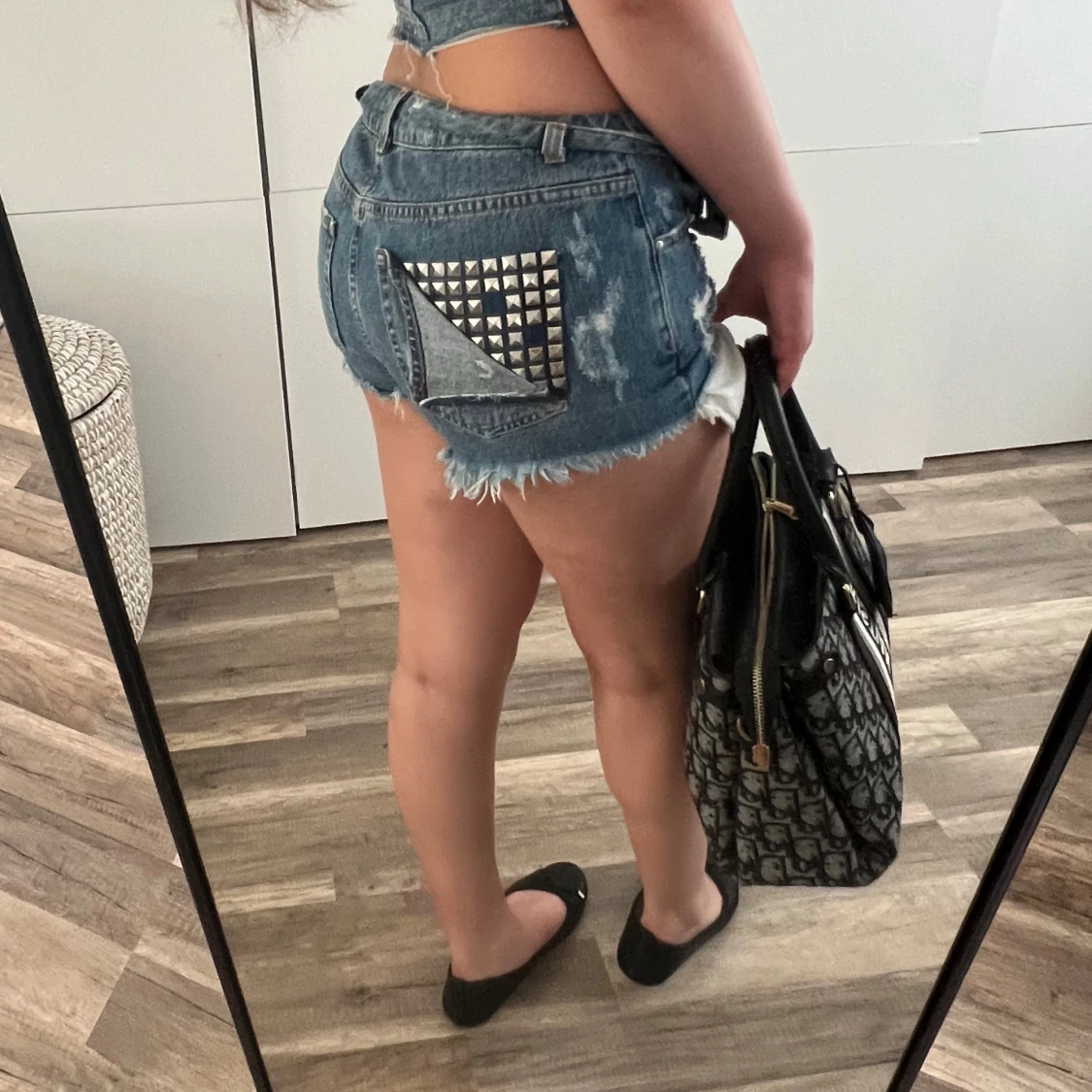 Blå jeans shorts med nitar  - 2