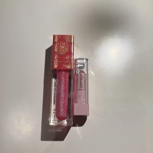 Två rosa läppglans från Sence - Säljer två läppglans från Sence. Ett är glittrigt rosa med snyggt röd- och guldfärgat lock med snäckskal, det andra är ljusrosa i genomskinlig hylsa. Perfekta för att få glansiga och mjuka läppar med en hint av färg.