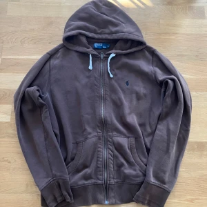 Brun Ralph Lauren Hoodie - Använd ett fåtal gånger, inga defekter åtminstone. Skick: 10/10. Storlek L men passar M perfekt.