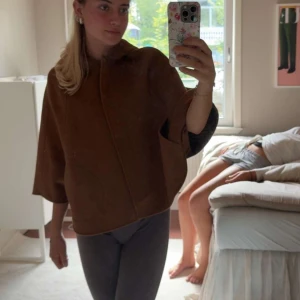 Zara cape poncho - ‼️Rensar så kolla in mina andra annonser o fynda‼️Finns att köpa på min Vinted, läs mer om jackan där❤️ namn: astridd.16