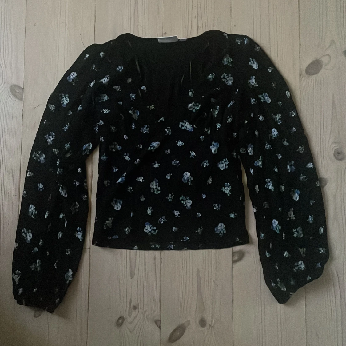 Svart blommig blus från Kappahl