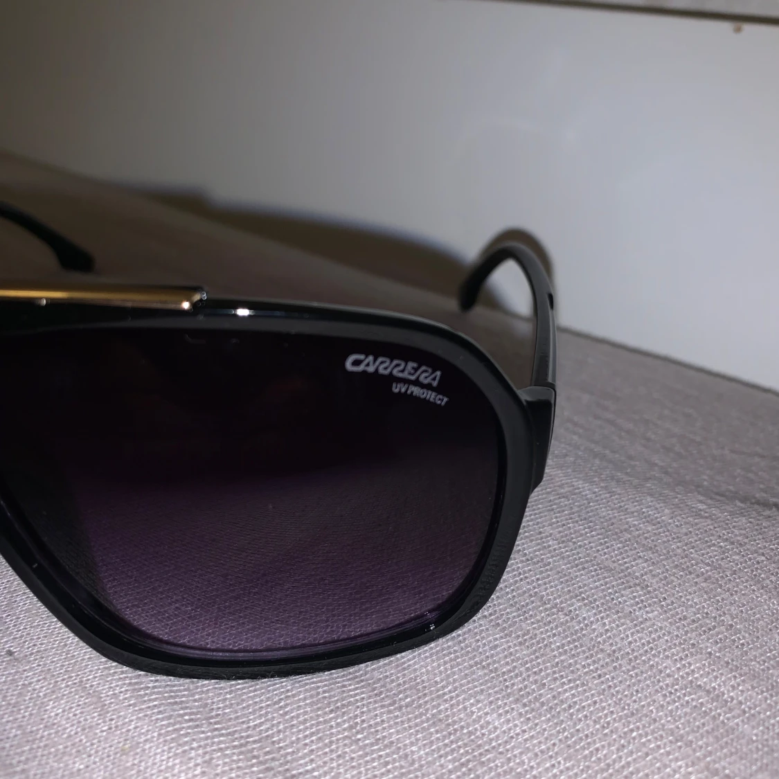 Svarta Carrera solglasögon med guld - 4