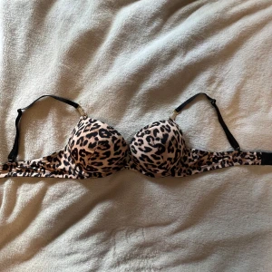 Leopard push up bh  -  Säljer en jättesnygg helt ny oanvänd leopard bh från New yorker i storlek 75 B. Den har snygga gulliga detaljer och man kan reglera banden lappen med storleken klippte av då den störde men bhn har aldrig använts! 200 plus frakt 